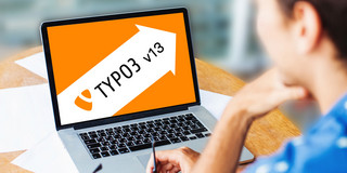Person sitzt vor Laptop. Der Bildschirm zeigt ein TYPO3 Logo zusammen mit der neuen Versionsnummer "v13".